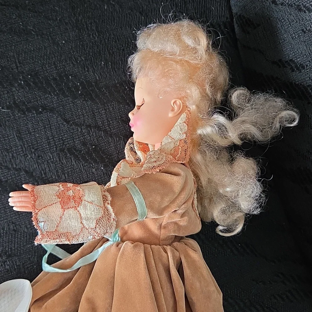 Vintage Uneeda Doll Co Blonde Fashion Doll Lace Victorian Dress Blue Eyes 17